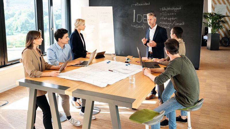 Einfache und klar verständliche Kommunikation senkt die Fehlerquote in Unternehmen. Dennoch scheuen sich viele Fachkräfte davor, aus Angst, sie würden ohne Fachvokabular nicht kompetent genug wirken.(Bild:  © tunedin - stock.adobe.com)