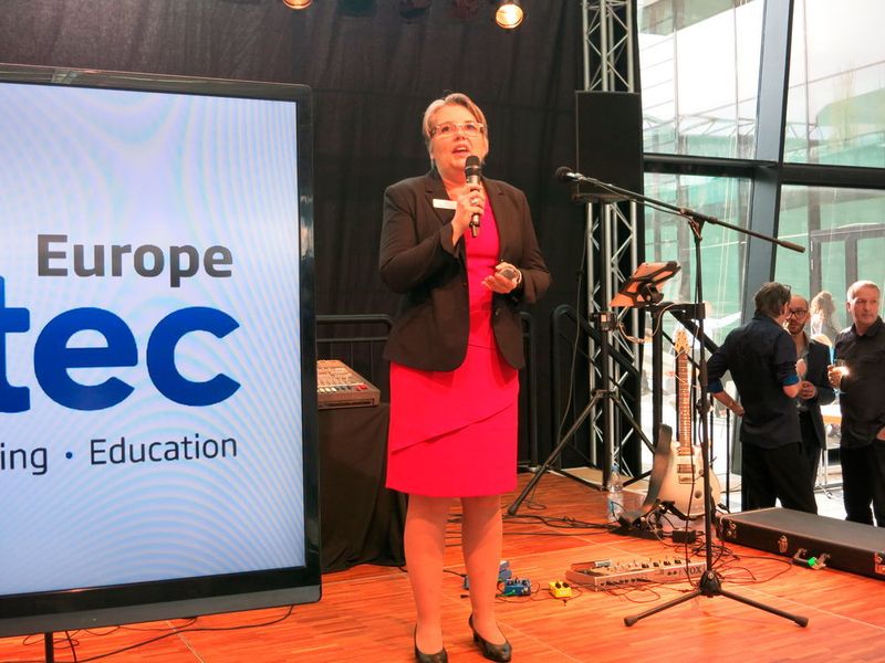 Fabienne Valambras, Projektleiterin der Medtec Europe, begrüßt die Gäste des Ausstellerabends und … (Reinhardt)