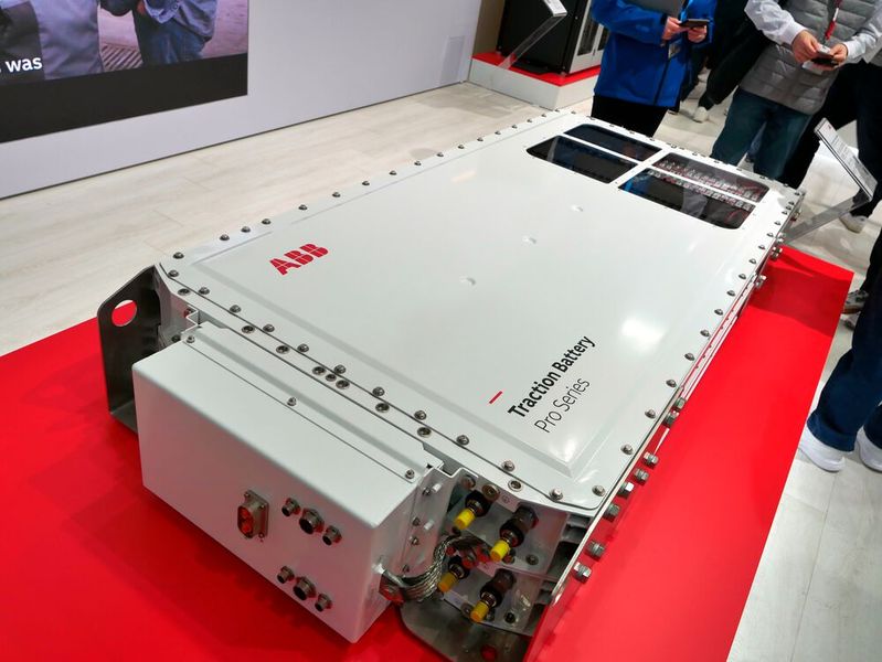 ABBs Traktionsbatterien sind Lithium-Ionen-basierte Energiespeichersysteme für den Fahrzeugeinsatz. Die Traktionsbatterie eignet sich sowohl als Antriebs- als auch als Hilfsbatterie und ist für den Einsatz in Straßenfahrzeugen, Off-Highway-Fahrzeugen und Schienenfahrzeugen konzipiert. (Bild: Sandro Kipar/VCG)