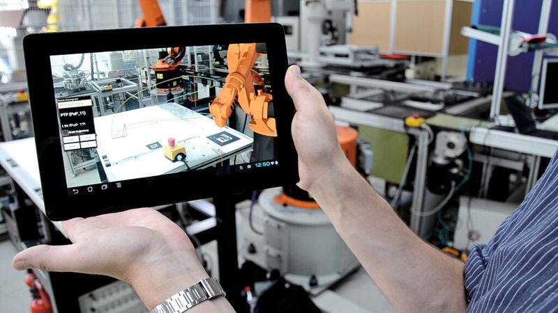Bild 1: Mobile Visualisierung und Simulation des Roboterprogramms in realer Umgebung. (Bild: IWF)