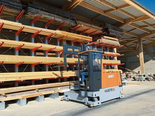 In der Lagerlogistik stehen täglich die Fahrzeuge im Mittelpunkt. Flurförderzeuge und Fördertechnik nehmen 20 bis 50 Prozent der Energiekosten ein. In der Lagerlogistik stehen täglich die Fahrzeuge im Mittelpunkt. Flurförderzeuge und Fördertechnik nehmen 20 bis 50 Prozent der Energiekosten ein.