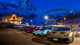 Am Fuße des Matterhorns warten verschiedene Lamborghini auf einen zweitägigen Roadtrip. (Bild: Lamborghini)