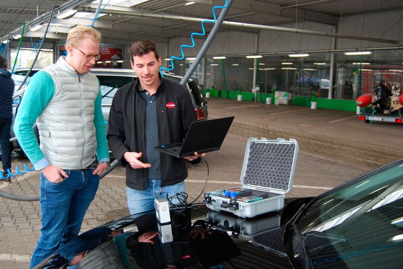 Mit einem Kontaktwinkelmessgerät prüft der Kundenberater die Kontur der abperlenden Wassertropfen. So gelingt ein neutraler Nachweis der hydrophoben Wirkung des Wachses. (Caramba)