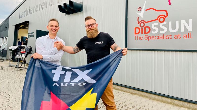 Steven Didssun (r. – hier mit Roy deLange, Geschäftsführer Fix Auto Deutschland)  ist seit 1. 7. 2023 Fix-Auto-Partner im Vogtland.