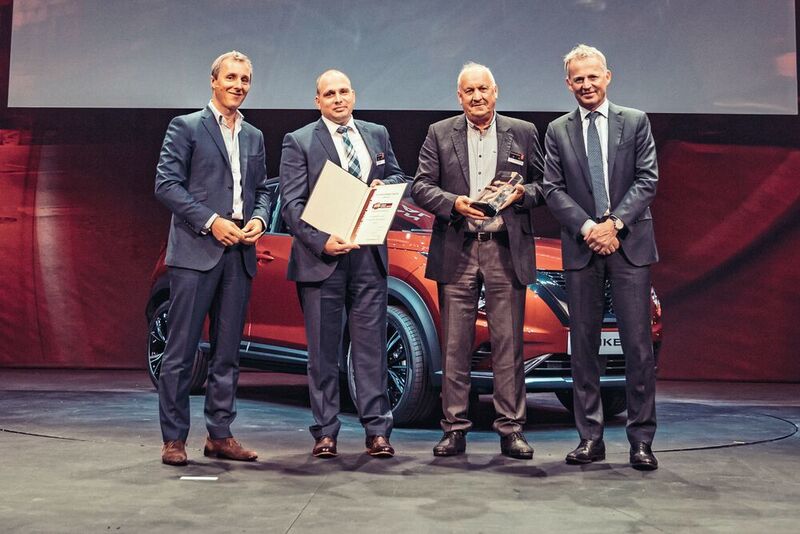 Award-Gewinner Autohaus Grimmen: (v. li.) Guillaume Pelletreau (NCE), Frank Gaede und Hans-Joachim Kampe (Auto-Center Grimmen) und Roel de Vries (Nissan Global). (Nissan)