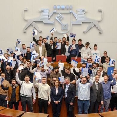 Am 4. Februar 2026 feierte die Kfz-Innung Bremen die Freisprechung von 70 frisch ausgebildeten Kfz-Mechatronikern. Die feierliche Veranstaltung fand bereits zum dritten Mal im Festsaal der Bremischen Bürgerschaft statt und bot einen würdigen Rahmen für den Abschluss der Ausbildungszeit. Obermeister Hans Jörg Koßmann begrüßte die Absolventen, deren Familien sowie Vertreter von Ausbildung und Schule. In seiner Ansprache würdigte er die Leistungen der jungen Fachkräfte insbesondere auch in Hinblick auf die Zukunft des Kfz-Mechatroniker-Handwerks.  (Bild: Studio Penz)