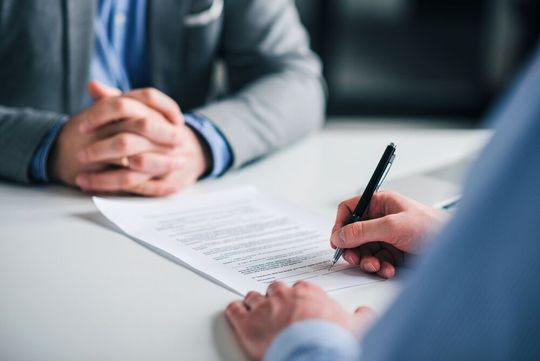 Die Böllhoff-Gruppe übernimmt als strategischer Investor den Geschäftsbetrieb von Stöger Automation.(Bild: ©  bnenin - stock.adobe.com)