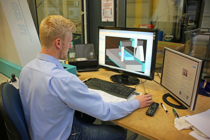 CAD-gestützte Qualitätskontrolle an der Koordinatenmessmaschine. (Klaus Vollrath)