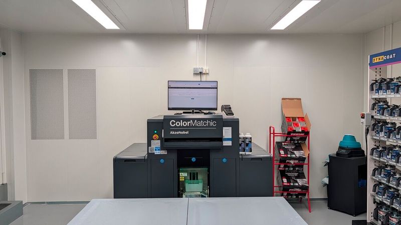 Hier steht auch eins der ersten Exemplare des Farbmischautomaten Colormatchic von Akzonobel. (Bild: Rosenow – VCG)