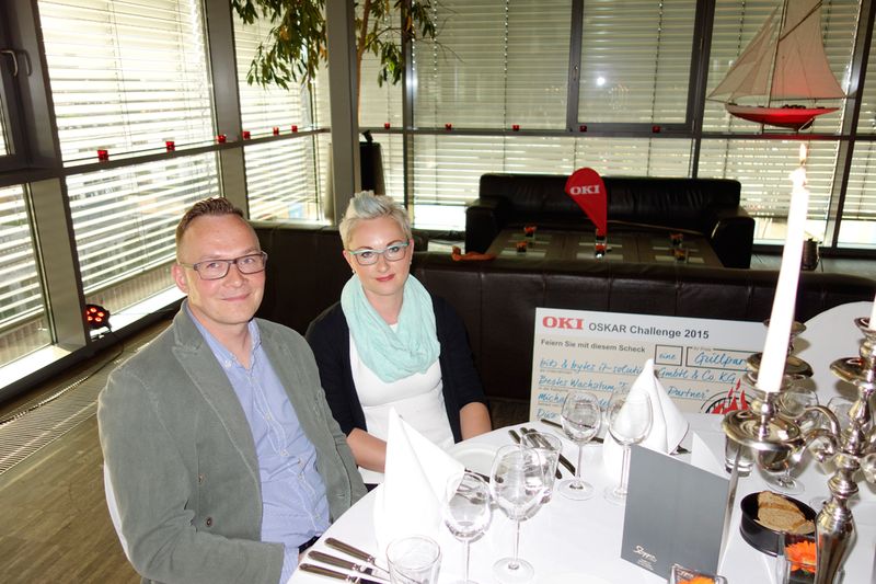 Steven Schwittay und Frau Schwittay, CisKOM, freuen sich gleich auf den leckeren Nachtisch. (Bild: IT-BUSINESS)