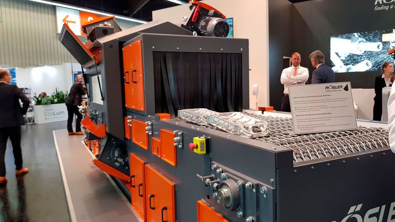 Rösler bietet Anlagen zur Oberflächennachbearbeitung von Gussteilen mittels Gleitschleifen und Strahlen an. Hier ist eine Drahtgurt-Durchlaufstrahlanlage zu sehen. (Bild: D.Quitter/VCG)