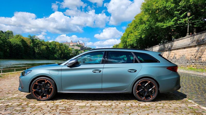 1. Das Fahrzeugkonzept: Für eine betont trendige Marke wie Cupra ist es fast schon ungewöhnlich, noch ein so altmodisches Karosseriekonzept wie einen Kombi anzubieten. Aber er hat einfach unbestreitbare praktische Vorteile. Der Cupra Leon Sportstourer ist  knapp 4,7 Meter lang und 1,8 Meter breit. Damit überragt er seinen Konzernbruder Golf Variant um ein paar Zentimeter. Das Außendesign, das deutlich überarbeitet wurde, ist zweifelsfrei ein Highlight. (Bild: Rosenow – VCG)