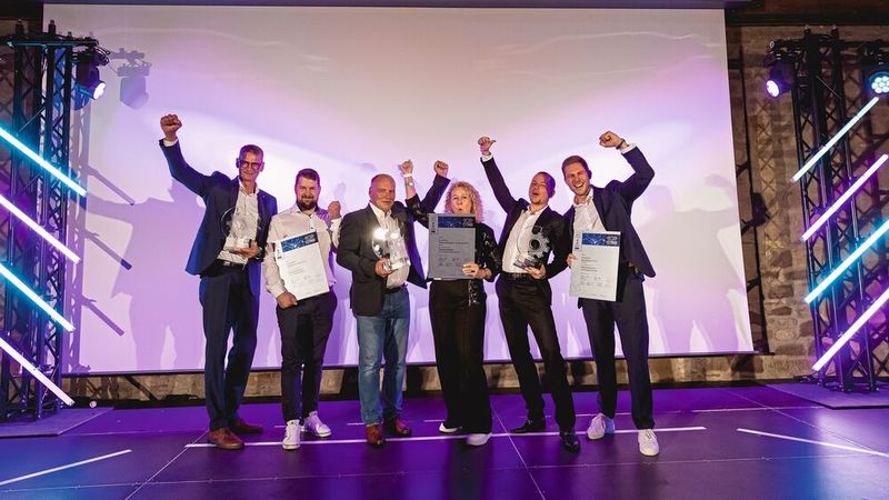 So gut wie kein anderer (in diesem Jahr) und zu Recht der Sieger in der Kategorie Service: das Team des Autohauses Sperber aus Bamberg beim Automotive Business Award 2024(Bild:  Stefan Bausewein)