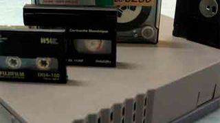 Manche meinen das Bandlaufwerk, die anderen die Bandmedien. (Bild: Wikipedia)