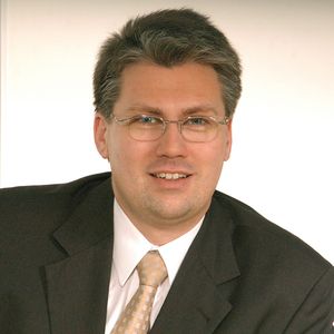 Michael Hoos, Technischer Direktor Central EMEA, vermittelt die Produktinformationen.
