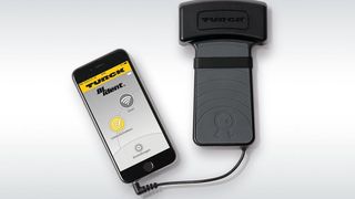 Turck erweitert sein RFID-Portfolio um das UHF-Handheld PD20 mit Smartphone-Anbindung. Das Handheld lässt sich ganz einfach über ein Smartphone oder Tablet steuern. (Turck)
