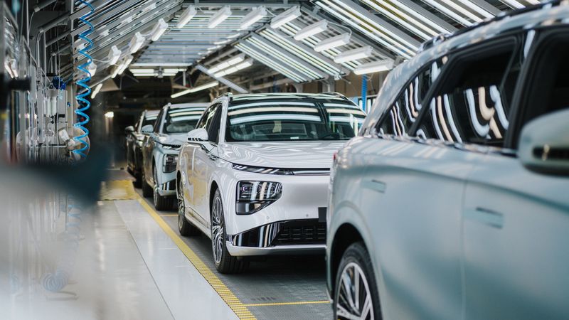 Chinesische Autohersteller produzieren überwiegend elektrifizierte Autos für ihren Heimatmarkt. Zudem steigern sie den Export und die lokale Fertigung von Pkw.(Bild:  Magna)