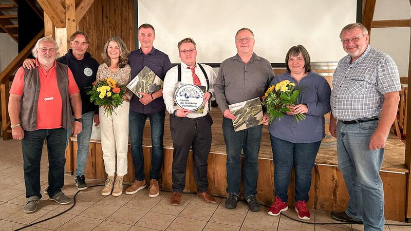 Hauptorganisator des Herbsttreffens war Franz Enge (Bildmitte mit Plakette). Rechts daneben seine Eltern Kathrin und Professor Holger Enge. Links daneben Heike und Uwe Klose. Ganz links Willy Hofäcker (BFV-Ehrenvorsitzender), daneben Hanss Christian Lange (2. Vorsitzender). Ganz rechts der 1. Vorsitzende Bernd Hahn. (Bild: Peter Diehl)
