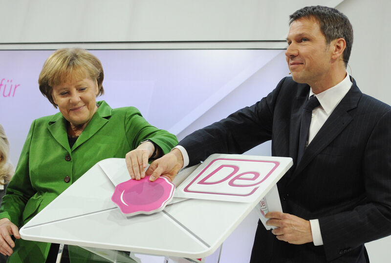 Die Kanzlerin gibt mit Telekom-Chef René Obermann den Startschuss für De-Mail. (Archiv: Vogel Business Media)