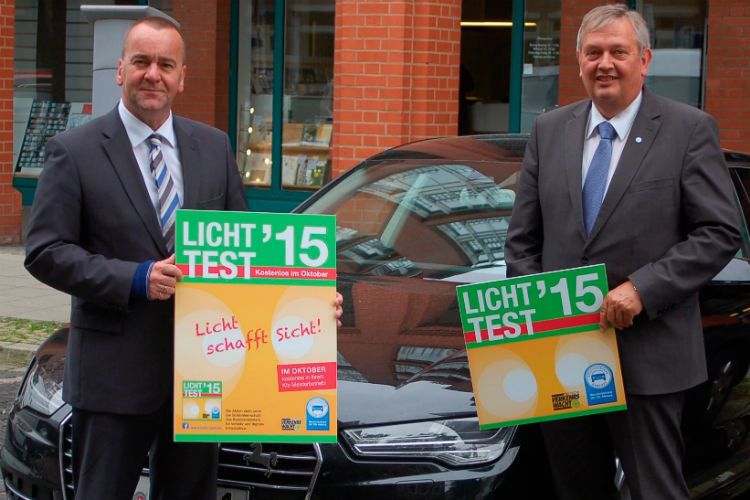Unterstützung aus der Politik: In Niedersachsen präsentierten Innenminister Boris Pistorius (li.) und Karl-Heinz Bley, Präsident und Landesinnungsmeister des Kfz-Gewerbes Niedersachsen-Bremen, Plakat und Plakette. (Foto: landesverband)