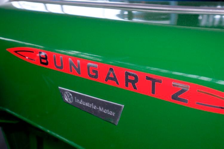 Das Schild macht es deutlich: Als Antrieb diente beim Typ T7 ein luftgekühlter VW-Industriemotor („Käfermotor“). Später gab es das Modell auch mit 20 PS Zweizylinder-MWM-Dieselmotor. (Lorinser)