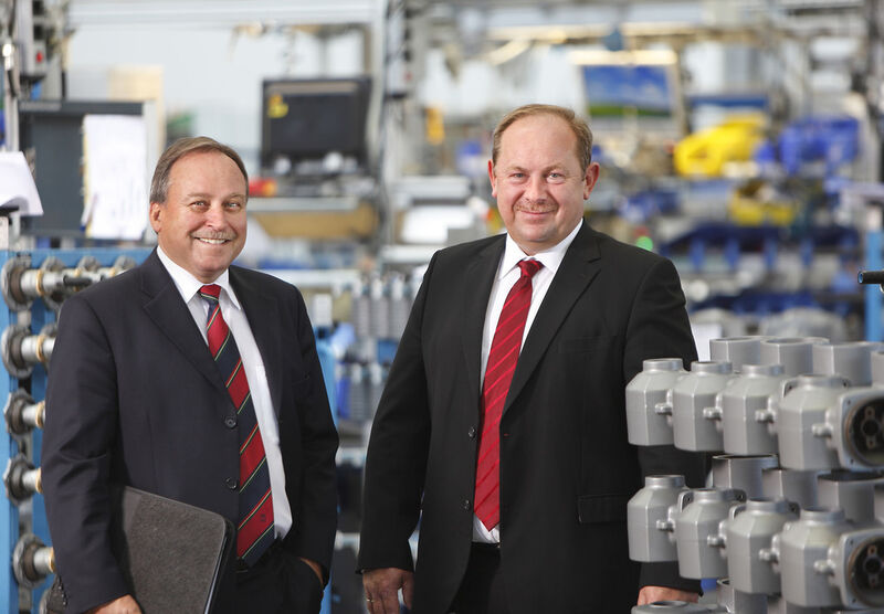 Die Auma-Geschäftsführer Matthias Dinse und Henrik Newerla freuen sich über 50 erfolgreiche Jahre. Bis heute ist Auma ein inhabergeführtes Familienunternehmen. (Bild: Auma)