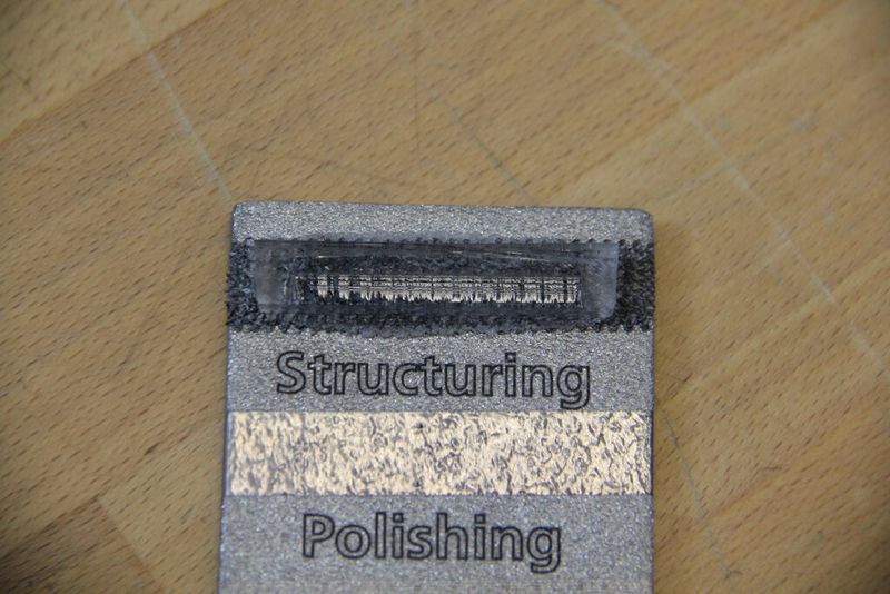 Kleine Beispielserie die zeigt, was die Trumatic 7050 alles kann. Von oben: Strukturieren (Aufrauen) für das Kunststofffügen, Polieren und was man leider nicht ganz sieht: Die Anlage kann auch zum Säubern der Aluminiumoberfläche genutzt werden, um diese von Oxiden und Belägen zu befreien. (Bild: Königsreuther)