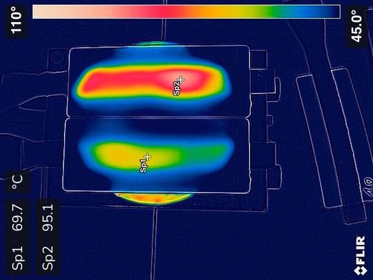 Das Lehvoss-Material PA6 TC und Kraiburgs TPE sind wärmeleitfähig. Wie gut sie Wärme leiten, beweist dieses Aufnahmen zur Temperaturverteilung in den beiden Probekörpern.(Bild:  Lehmann&Voss)