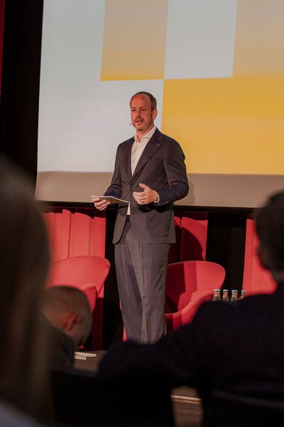 Martin Wibbe, CEO der Conet Group, begrüßt die Gäste beim 7. Conet Innovation Day. (Bild: Conet)