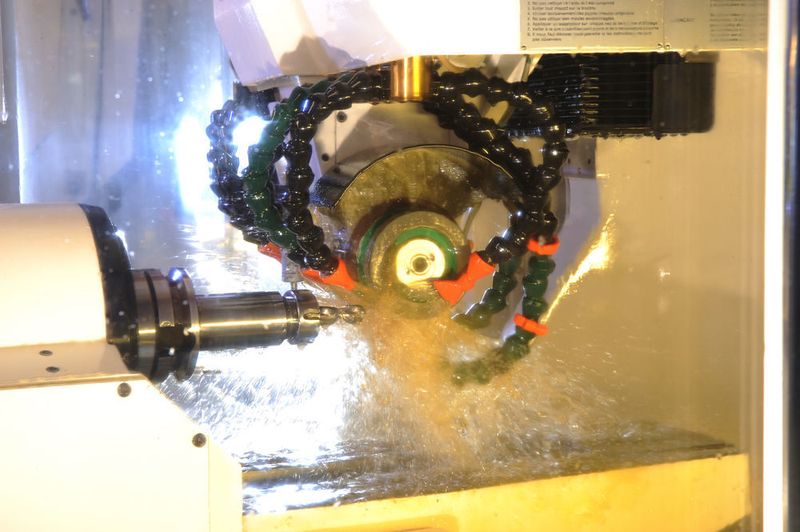 Bohrer-Nachschliff auf einer Fünf-Achs-CNC-Schleifmaschine. (Bild: Müller Präzisionswerkzeuge)