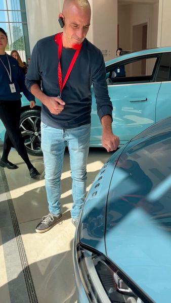 Abbildung 21: Es gibt auch ein paar nette Features zu bewundern; diese Motorhaube öffnet sich auf Klopfen.  (Bild: uo/ Vogel IT-Medien GmbH)