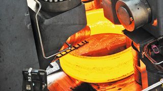 Eine runde Sache: Die erste Ringwalzanlage von Siempelkamp in Krefeld bedient sich einer Antriebstechnik „aus einem Guss“. Dadurch sind alle Teile der gesamten elektrischen und mechanischen Ausrüstung aufeinander abgestimmt. (Bild: Siempelkamp)