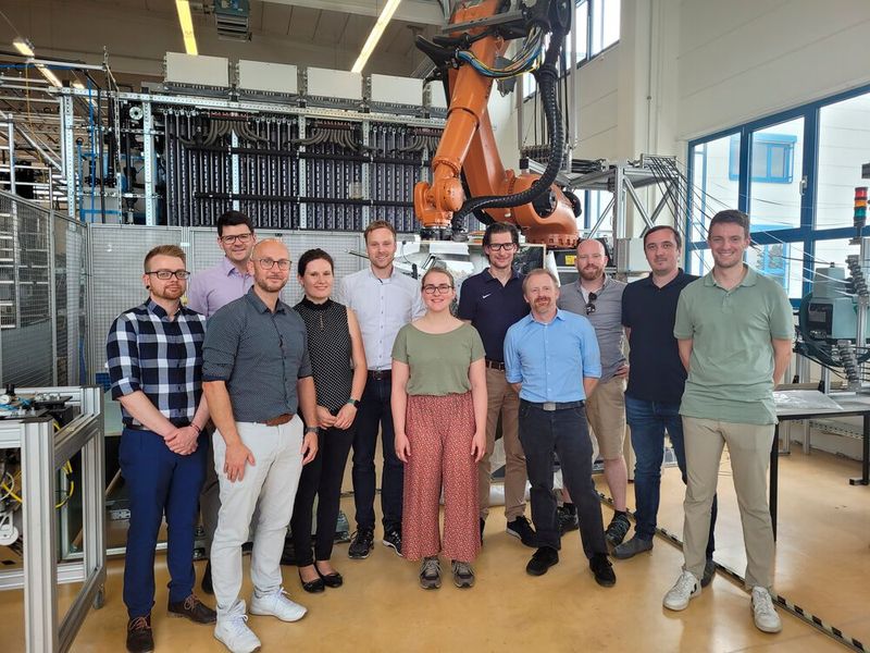 Teil des Projektteams beim Partner Compositence in Leonberg (Bild: Fraunhofer IWU)