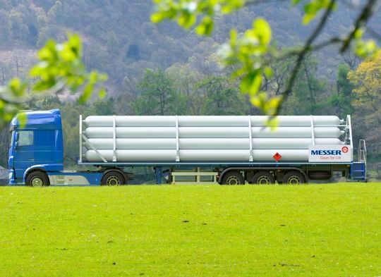 Da rollt die Zukunft! Der Industriegasspezialist Messer findet gut, dass die neue Bundesregierung in ihrem Koalitionsvertrag auf „grün“ geschaltet hat. Denn Messer kann die Ambitionen unterstützen. Da rollt die Zukunft! Der Industriegasspezialist Messer findet gut, dass die neue Bundesregierung in ihrem Koalitionsvertrag auf „grün“ geschaltet hat. Denn Messer kann die Ambitionen unterstützen.