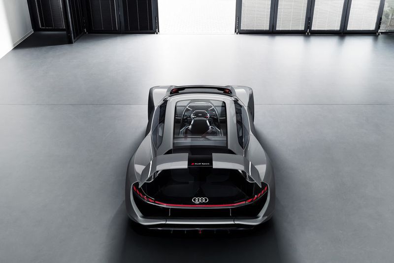 Ein Glasdach gewährt Einblick in den futuristischen Innenraum.  (Bild: Audi)