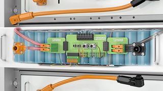 Elektrische Anschlüsse innerhalb eines Batteriemoduls – steckbare Leistungs-, Signal- und Datenverbindungen an der Gerätefrontplatte sowie moderne Leiterplattenanschlusstechnik im Geräteinneren – sorgen für einen zuverlässigen und sicheren Betrieb. (Bild: Phoenix Contact)