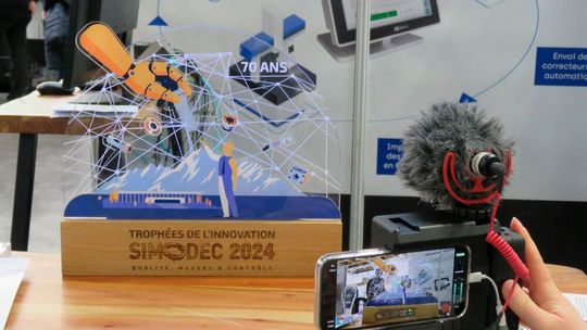 Sur les stands des lauréats, les Trophées de l’innovation attirent l’attention des visiteurs professionnels… et des journalistes.(Source :  simodec@rochexpo.com)