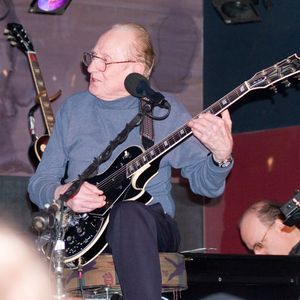 This image shows Lester William Polfus (Les Paul) in New York. He devised the first solid-body electric guitar, called the ‘Log’, in 1939.(Source:  Les_Paul_with_his_guitar.jpg /Arnoldius / CC BY-SA 3.0)