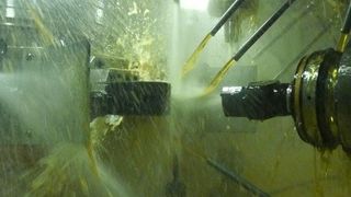 Bild: Schmierstoffexperte Oest zwischen technologischem Trend und Gesetzgebung: Das Potential niedrigviskoser Schneidöle zur Prozesskostensenkung überwiegt das Gefährdungspotential durch Aspiration. (Georg Oest Mineralölwerk GmbH)