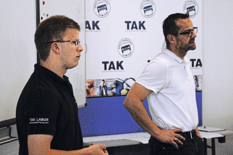Experten in puncto Euro-DFT: (v. li.) Christian Janster (TAK) und Martin Gronemeyer (Repair Pedia).  (Baeuchle/»kfz-betrieb«)