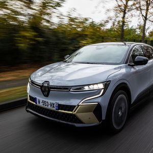 Der elektrische Mégane misst nur 4,21 Meter, ist dabei mit 1,50 Meter aber etwas höher als andere Hatchback-Autos, was ihn ein bisschen wie ein Crossover-Fahrzeug wirken lässt.(Bild:  Renault)