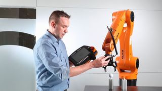 Gewünschte Bewegungen werden beim VIP Navigator per Druck auf den Navigatorknopf abgespeichert. Die dazu bereitgestellte Software erfasst dabei einzelne Punkte oder Aufzeichnungen von ganzen Bahnbewegungen. (Kuka Roboter GmbH)