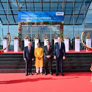 Freuen sich über die steigende Nachfrage nach Autodächern in Indien: Peter Arp, Executive Vice President Operations Webasto Group, Vikas Prasad, President Webasto India, Joel Theut, Vice President Operations & Quality Webasto Asia Pacific, und Werksleiter Pune, Carl Frühling, bei der Eröffnung des neuen Standorts in Pune.(Bild:  Webasto)