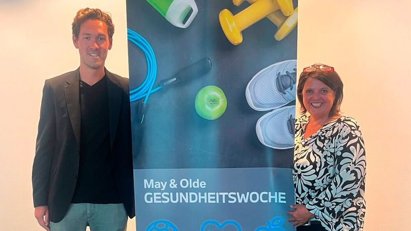 Marco Höppel, Personalleiter bei May & Olde, organisierte die erste Gesundheitswoche des Unternehmens. Ricarda Scharbert vermittelte den Teilnehmern in Workshops Wissenswertes zum Thema Resilienz und Zeitmanagement.(Bild:  May & Olde)
