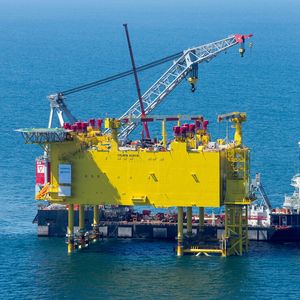 Die SylWin1-Plattform mit 864 Megawatt Leistung liegt 70 km westlich der namensgebenden Insel Sylt und wird den Windstrom der drei Nordsee-Windparks Dan Tysk, Butendiek und Sandbank an Land bringen.