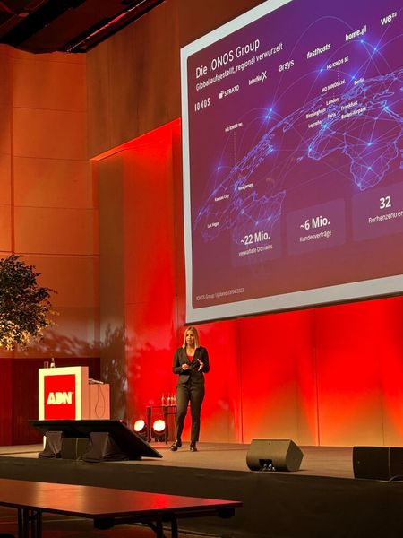 Emily Raidt von Ionos klärte nicht nur über die Ionosphäre, sondern ebenso über das Angebot des Anbieters auf.  (Bild: Vogel IT-Medien)