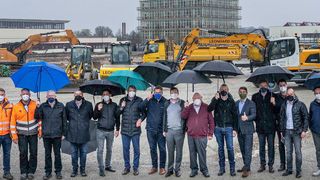 Bei dem Baustart mit dabei: das Führungsteam von Schubert und die Verantwortlichen des Bauunternehmens Leonhard Weiss. (Gerhard Schubert)