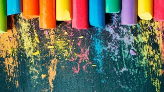 Tafel und Kreide oder intuitives Whiteboard? In deutschen Schulen beginnt ein Wandel. (Anna - stock.adobe.com)