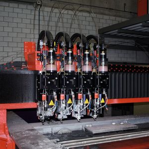 Technologiekompetenz Wasserstrahlschneiden: Im Wasserstrahlverfahren lassen sich nahezu alle Werkstoffe verarbeiten, Stahl bis 100 mm Dicke. Von Keramik bis zu Schaumstoffen (Rein-Wasserstrahl) lässt sich ein enorm breites Spektrum schneiden. Dieses Hüftgelenk-Rohteil wurde per Wasserstrahl geschnitten. Im Bild rechts: die neue Wasserstrahlschneidanlage Byjet Pro L mit einem Arbeitsbereich von 8000 x 3000 mm. Höchster Ausstoss wird realisiert dank vier Schneidwerkzeugen und separaten Schneidzonen. Gleichzeitiges Schneiden sowie Be- und Entladen ist dank Schneidbereichunterteilung möglich. 