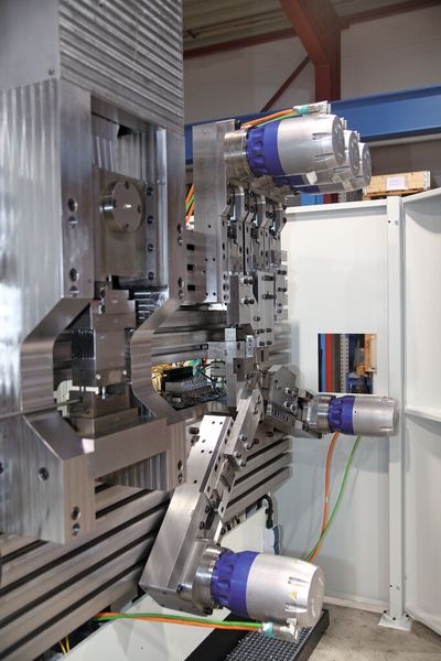 Kein Öl, keine Schläuche: Das X2000NC-Maschinenkonzept arbeitet im Bereich der Antriebsachsen vollständig ohne Hydraulik. (Bild: Schmale Maschinenbau)